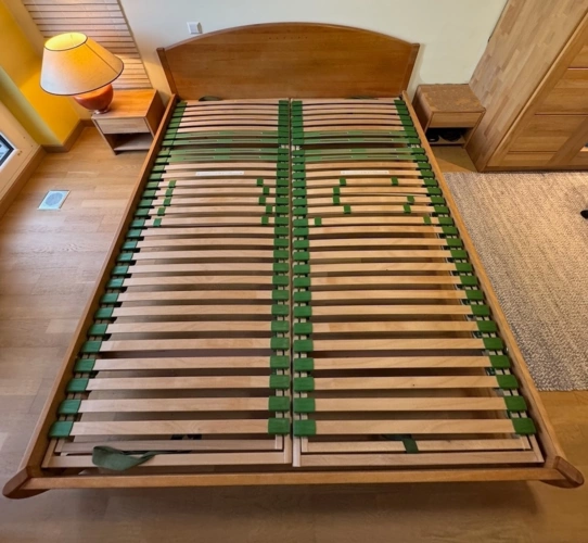 Lit double en bois massif avec sommiers à lattes réglables