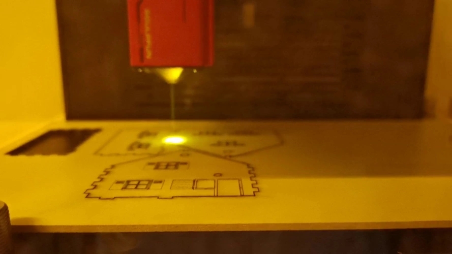 Laserschneid- und Graviermaschine